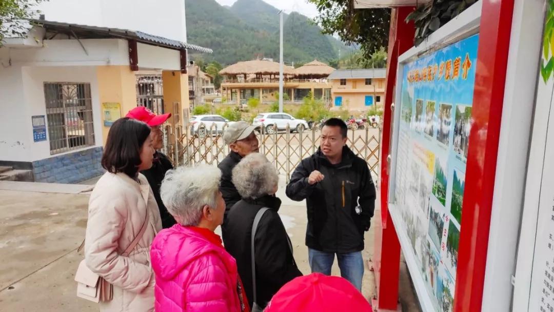 大家来到了荔波县瑶山民族小学,代表大爱书院养老中心和大爱公益基金
