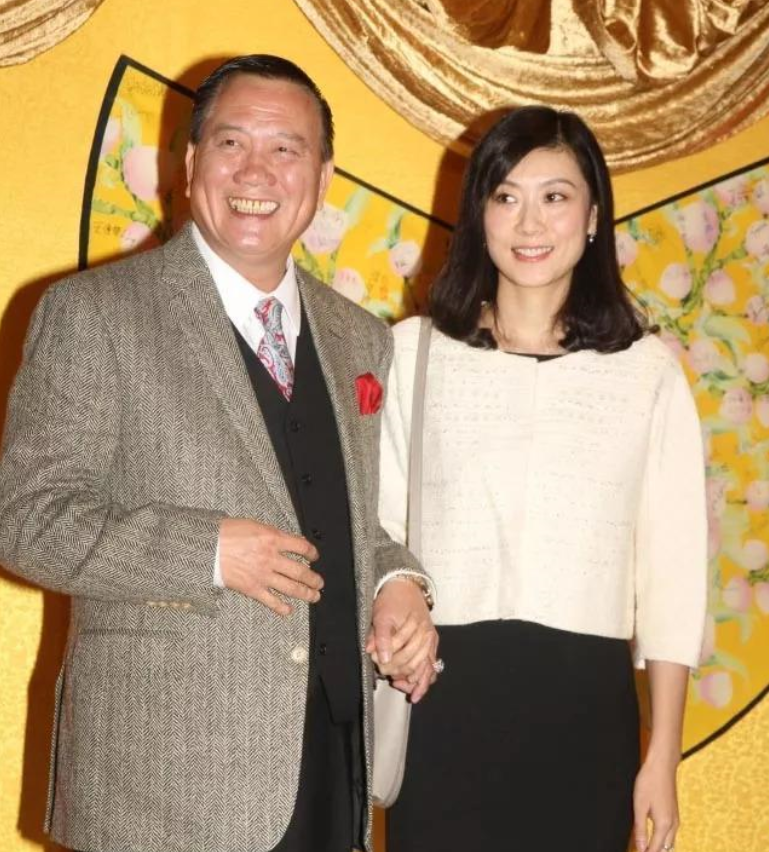 原創60歲萬梓良娶小16歲小嬌妻後,二人近照實在是太甜蜜了