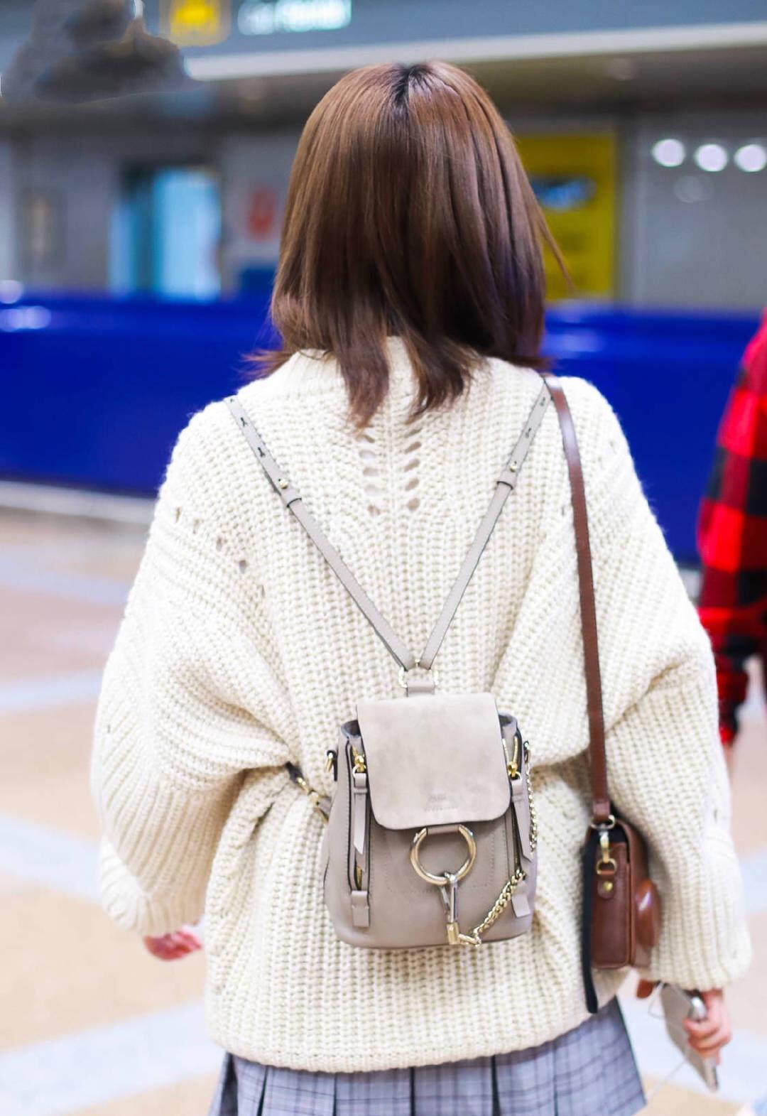 原创谭松韵剪波波头短发真时髦,针织衫搭配百褶裙现身机场,甜美可爱