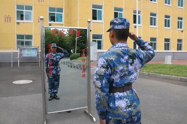 自从穿上军装,有事没事总爱在军容镜前晃悠,事实证明,"臭美"并不是