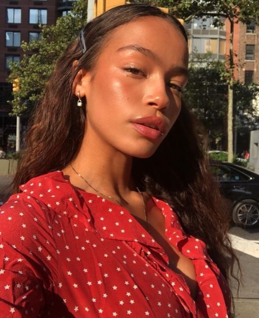 这件爱心印花衬衫在ins里也是热门,emma roberts搭配了直筒牛仔裤