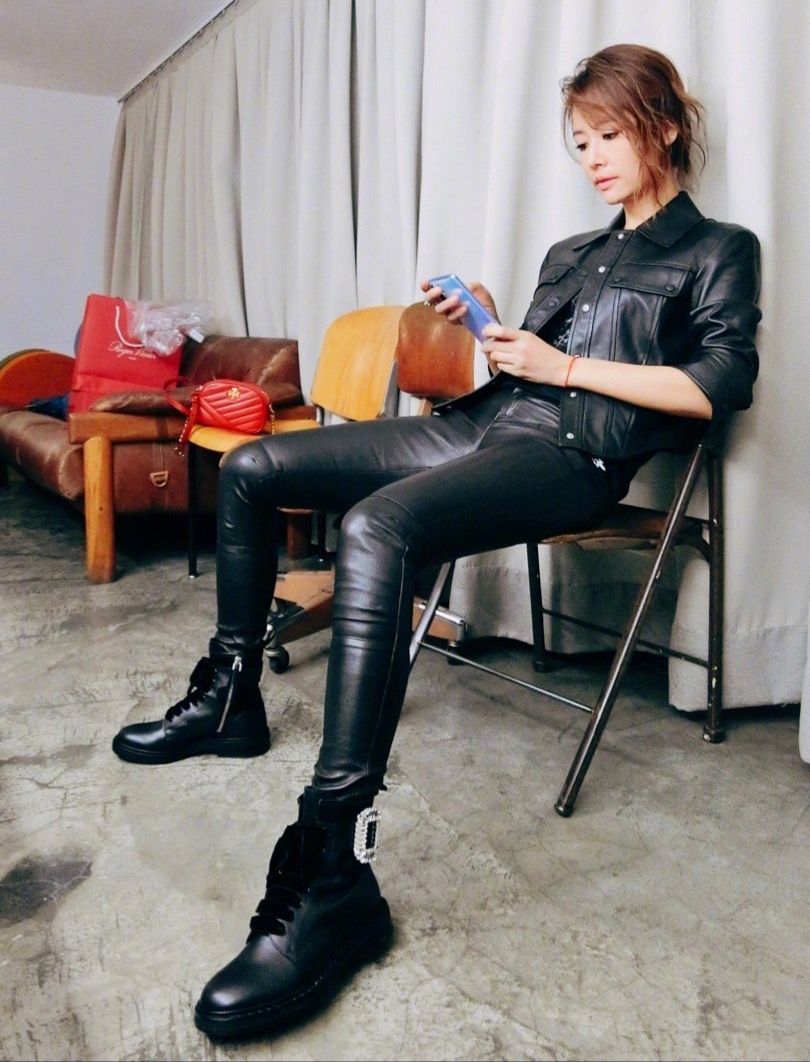 原创林心如"回应丑照"后晒照,穿皮裤秀纤细身材,一头波浪卷太冻龄