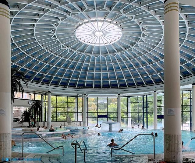 饮泉厅(trinkhalle),巴登-巴登温泉地标,建于1839—1842年,由16根