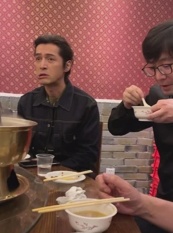35岁胡歌吃饭被偶遇,关掉美颜滤镜后,看生图照:还是你男神?