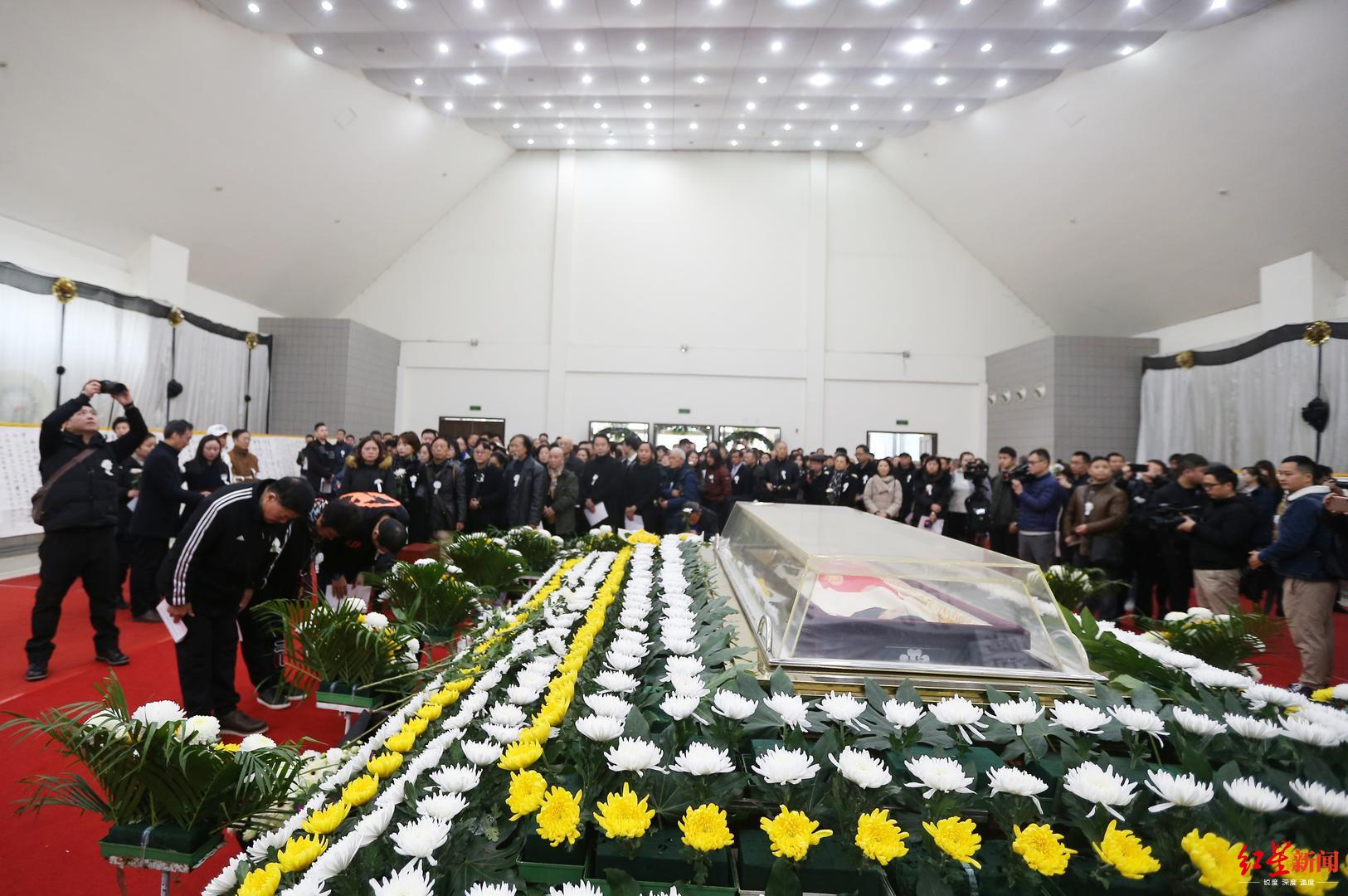 今日(11月27日)上午9时,流沙河遗体告别仪式在成都东郊殡仪馆举办.