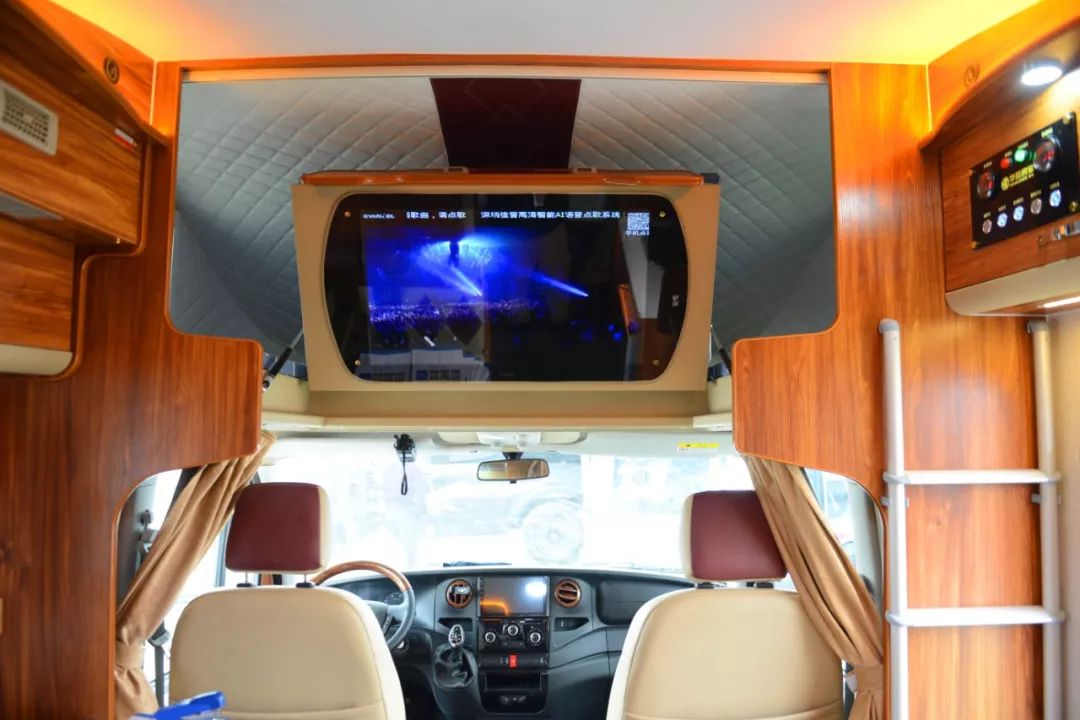 依维柯新c型房车开辟ktv点唱和麻将娱乐中心