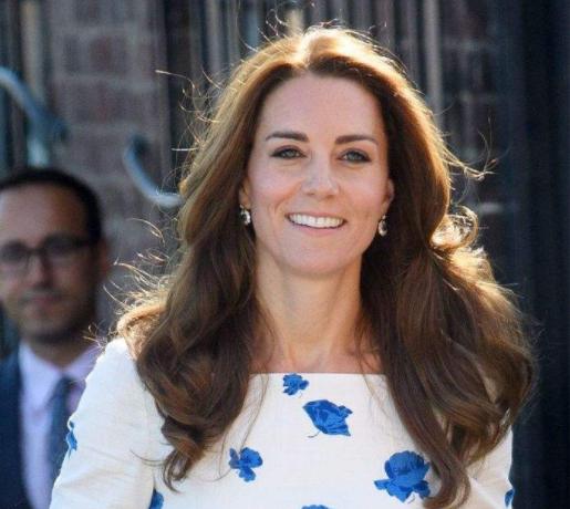 凯特19年最美造型,绿色长裙配大波浪卷发,高贵又减龄!_英国王室