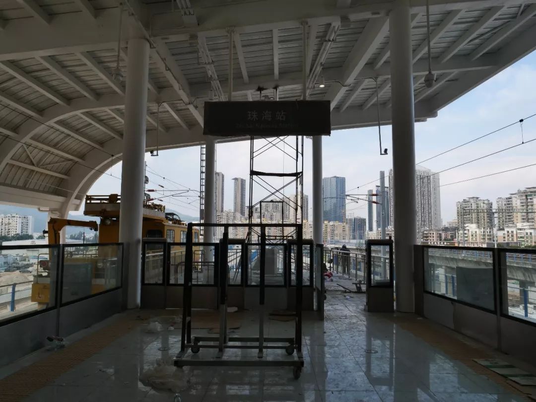 据了解,今年四月底,珠海站已正式完工,成为了珠机城际拱北至横琴段