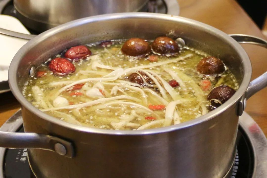 四年不涨价野味十足的菌菇火锅集齐了江阴人对菌子的所有幻想一口沦陷