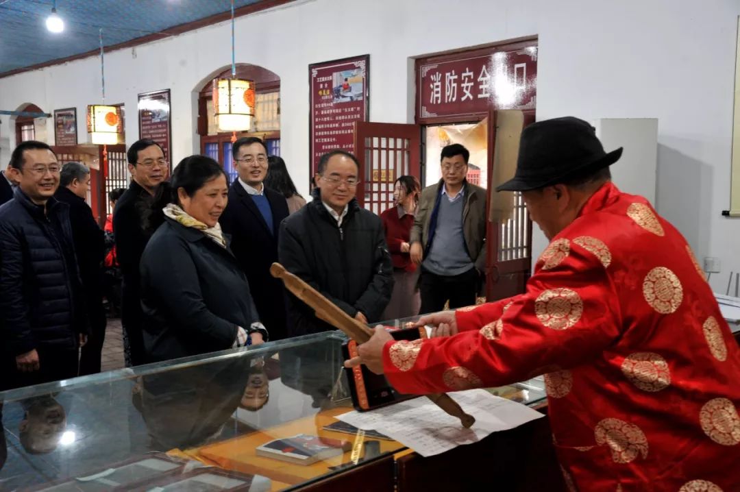 在高密市,陈通一行调研了高密树花扑灰年画艺术馆,红高粱艺博园高密非