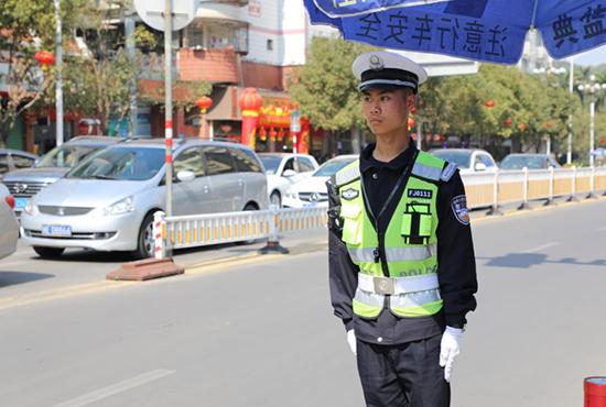 90后交警图片