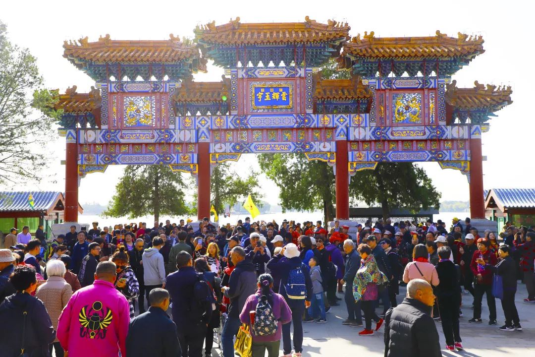 的标志木牌楼正面写着"云辉玉宇"四字背面是"星拱瑶枢"虽然风吹日晒