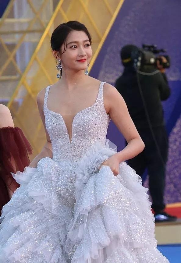 大骨架的关晓彤,向来都喜欢走仙女风,即使是穿一件深v低胸装,也要在