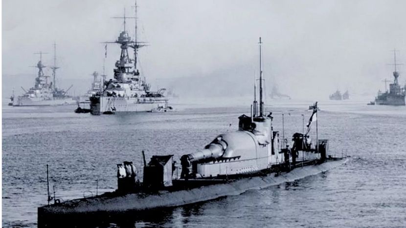 扛着305毫米巨炮的水下刺客 大嘤皇家的重炮骄傲!_潜艇