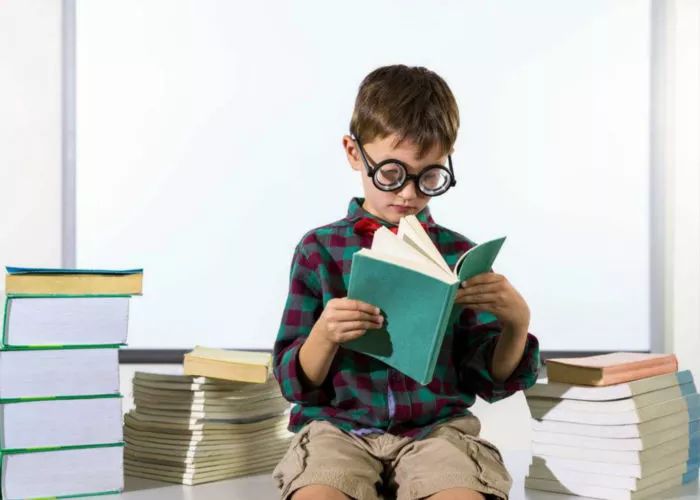 平时看书,应该如何保护我们的眼睛呢?