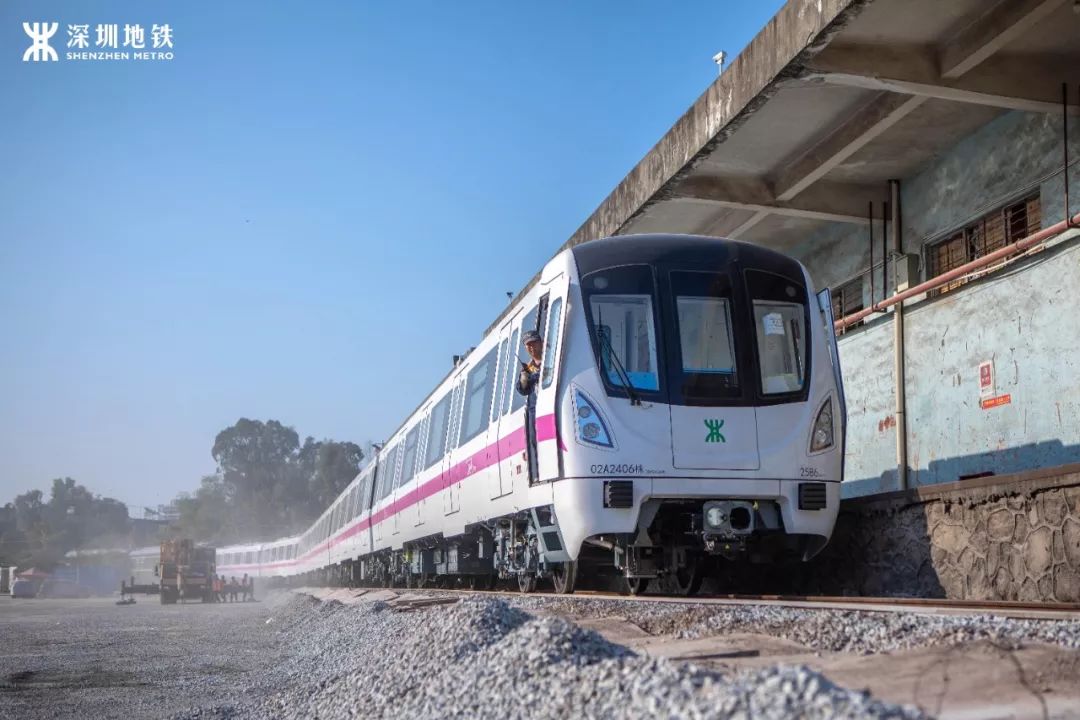 地鐵8號線一期首列車抵達深圳,預計明年開通初期運營