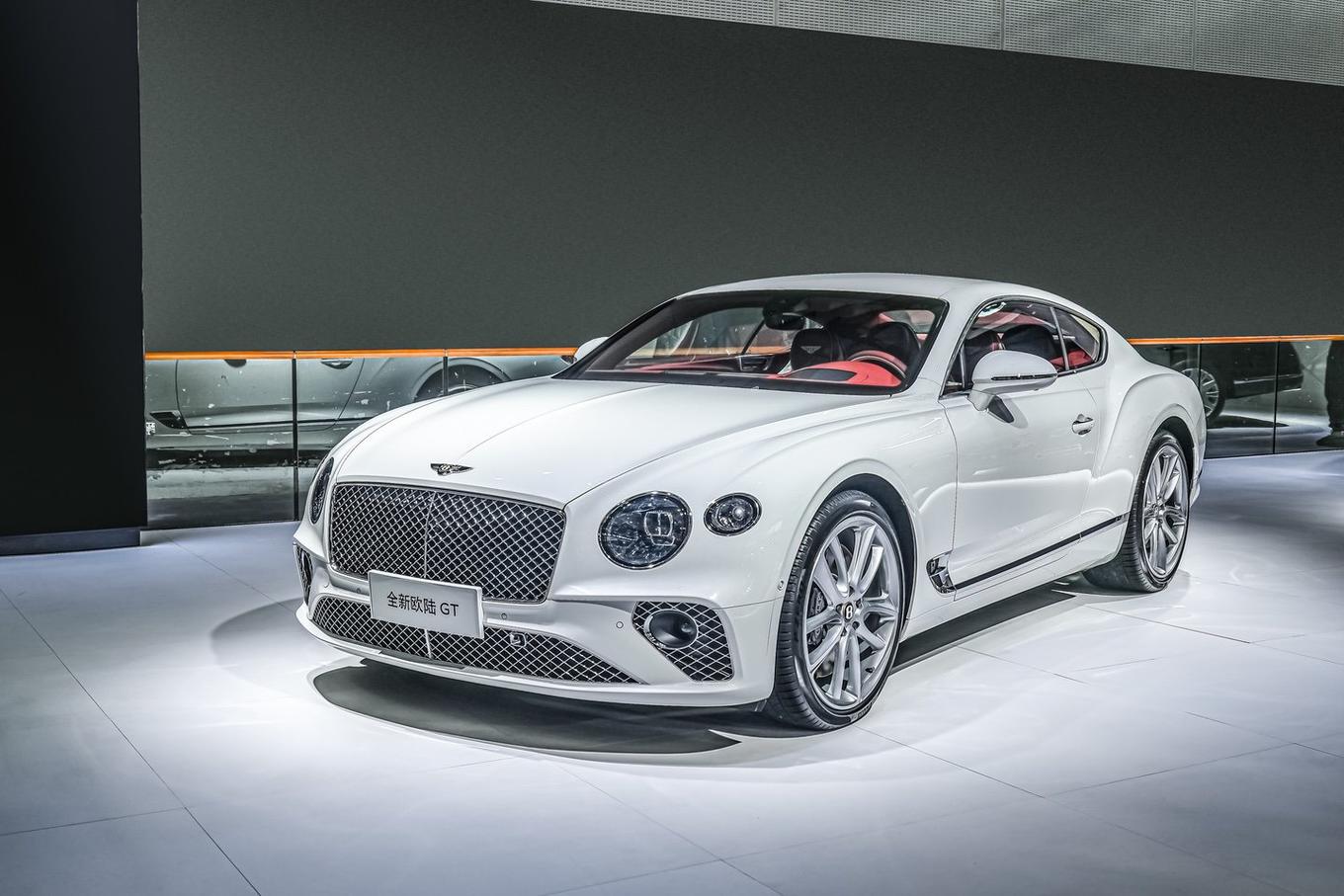 宾利探索未来出行方式2023年全系推混动车型