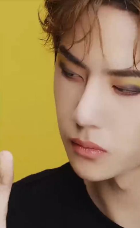 其实,王一博这款黄色眼妆眼妆还是挺令人服气的,毕竟黄色眼妆不是每个