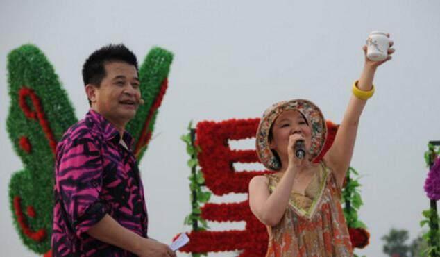 曾是"第一歌后",与毕福剑传绯闻后隐退,如今复出却无人识_周艳泓