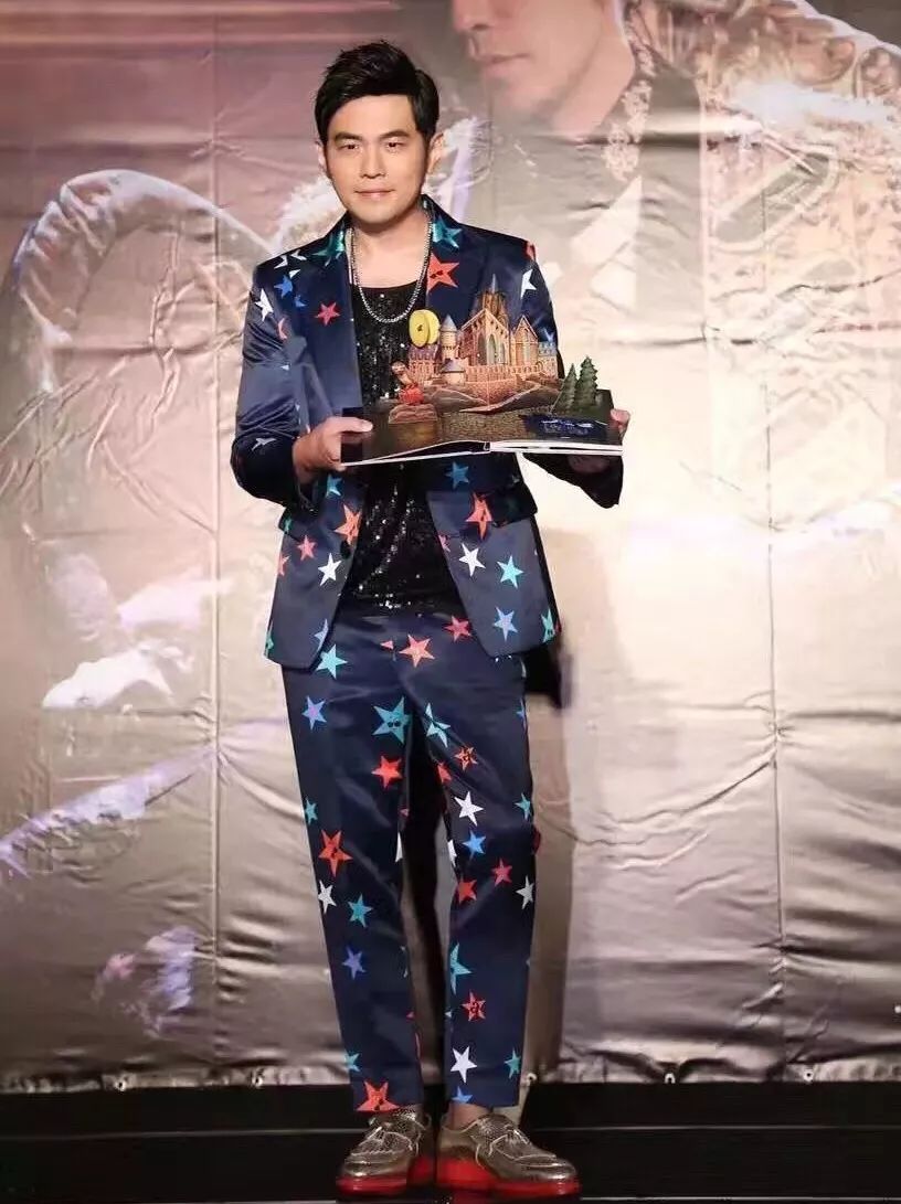 《周杰伦的床边故事》这本专辑做记者招待会时,周杰伦就穿了它家的