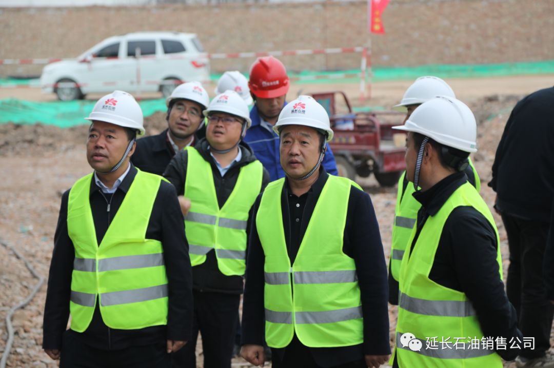 咸阳市住建局副调研员朱守谦一行到三原油库项目检查扬尘治霾工作