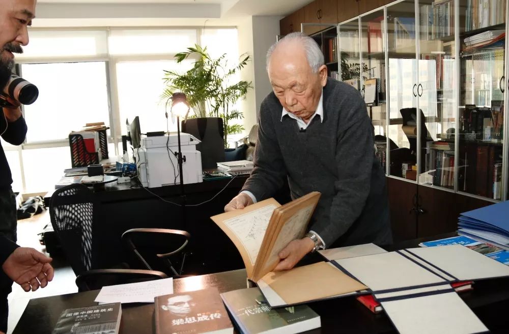 拍摄进行时百年巨匠梁思成摄制组拜访傅熹年先生