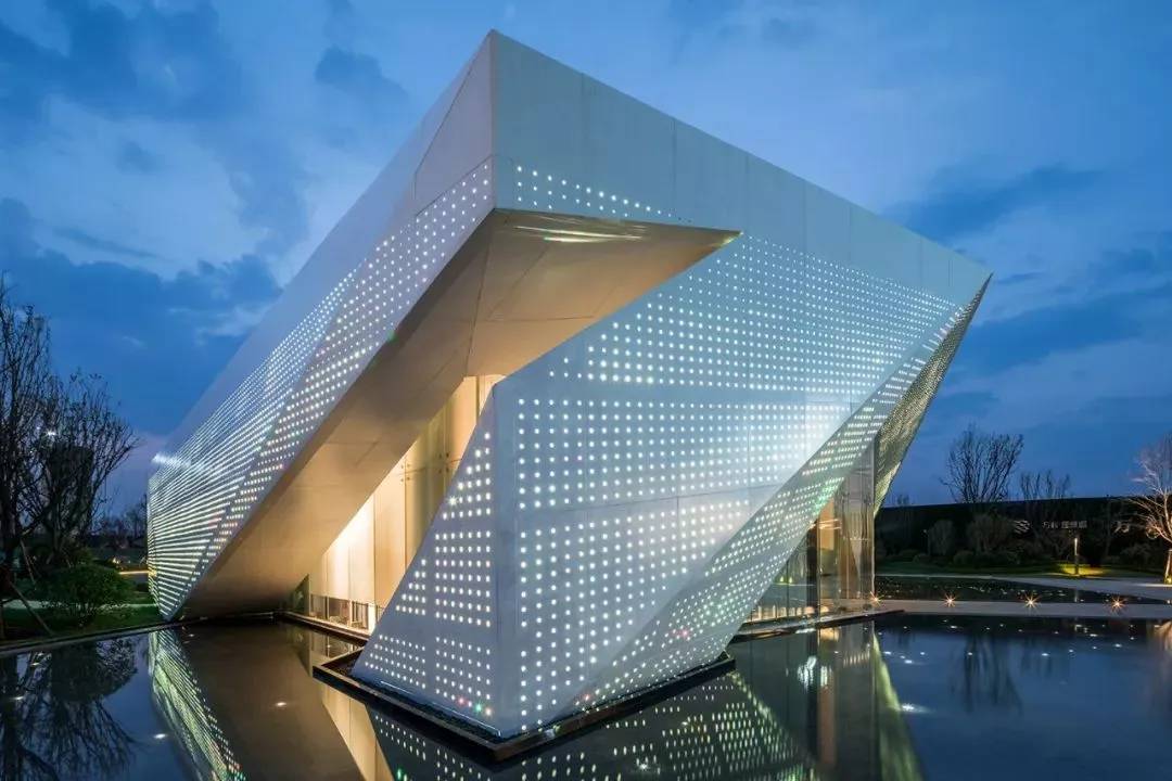 西安万科理想城舞动几何自由建筑