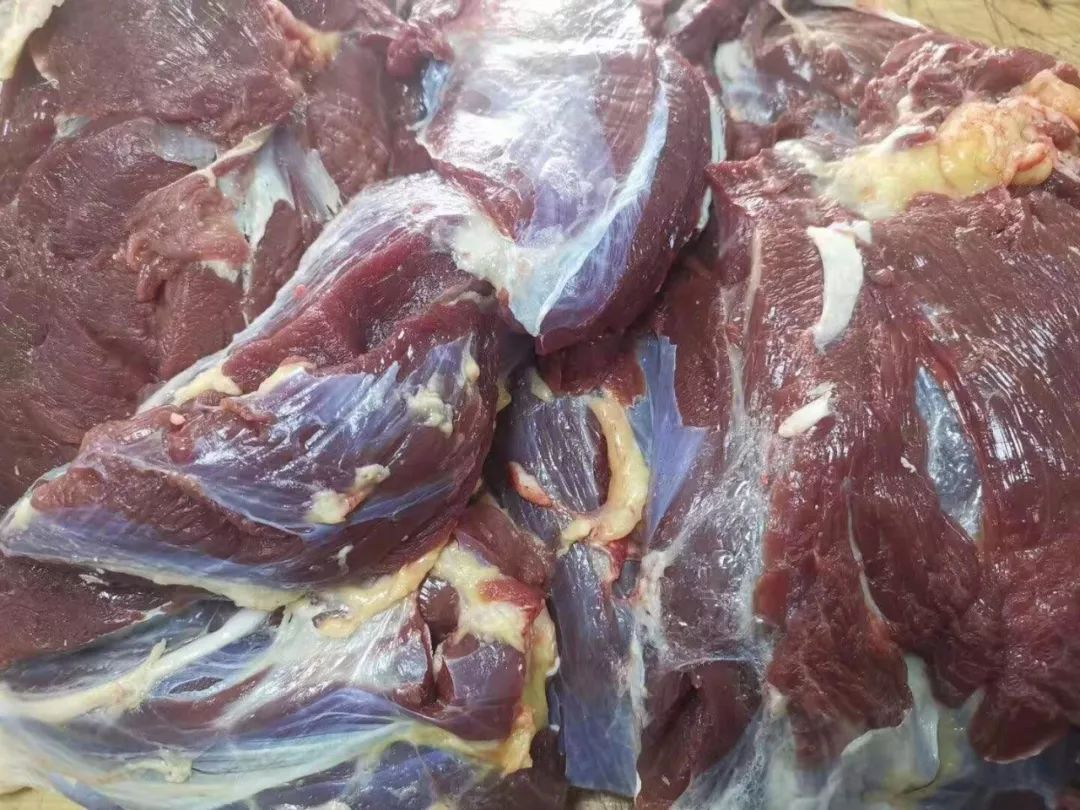 藏羊肉质地紧实细嫩,鲜香无膻味,无论口感还是味道,都远胜普通羊肉.