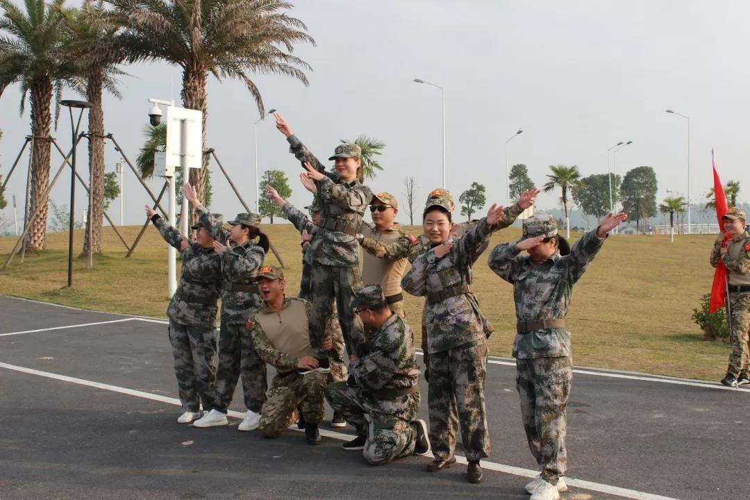 "破冰"环节后,现场随机组成了三支团队:选队长,取队名,呼口号,练队形
