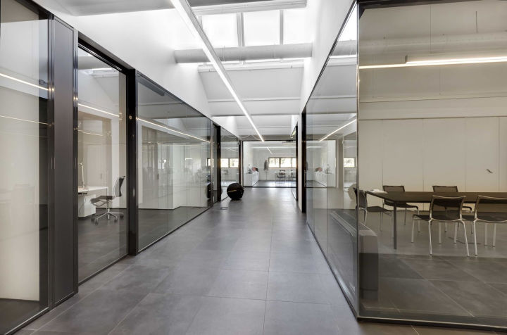 如何节约办公室装修成本又能体现您的低碳环保时尚空间首选玻璃隔断墙