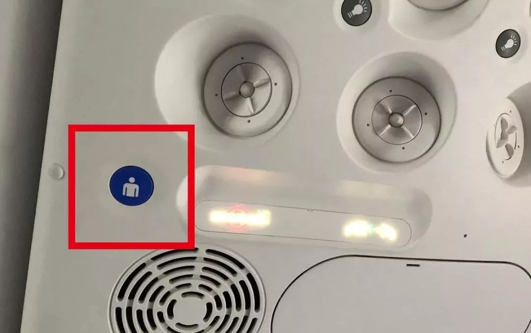 这个按钮通常位于座位头顶上方,座椅扶手侧,通过按下按钮呼叫空乘人员