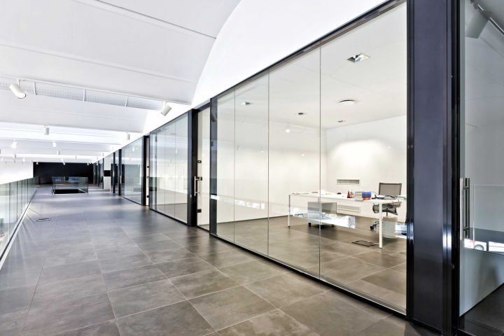 如何节约办公室装修成本又能体现您的低碳环保时尚空间首选玻璃隔断墙