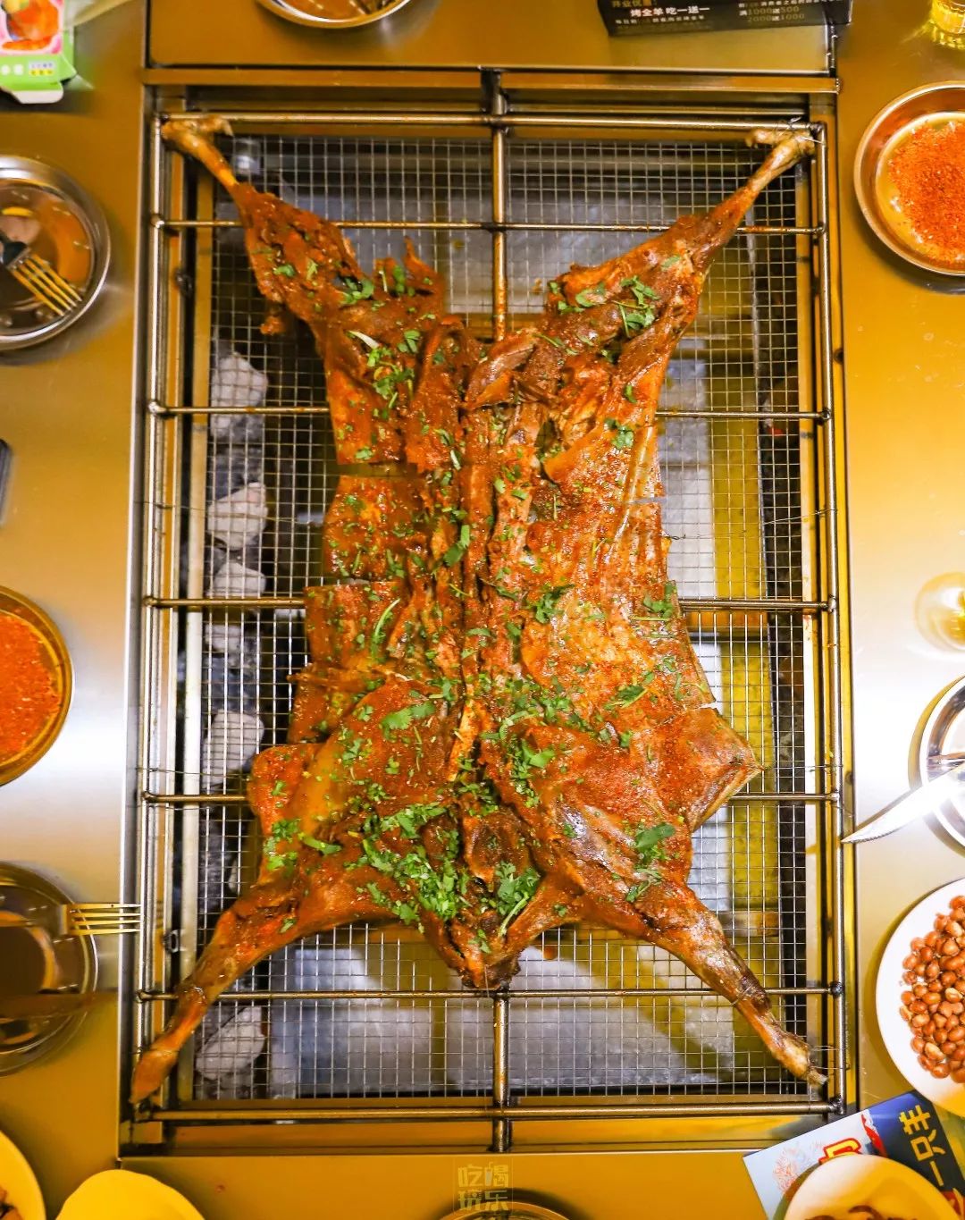 烧烤圈热乎乎的烤全羊做法降温吃羊肉去啊