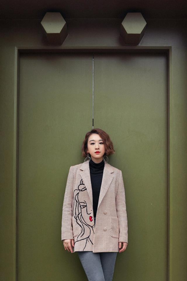 穆婷婷时尚街拍曝光摩登复古西装点亮冬季look