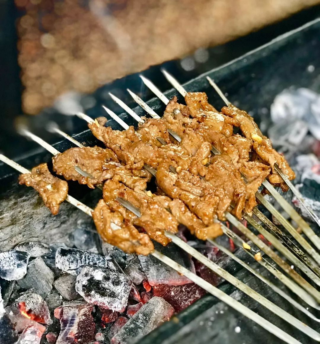 烤鹿肉窝骨筋相较骨筋与骨膜口感更加软糯q弹,全都是胶原蛋白.