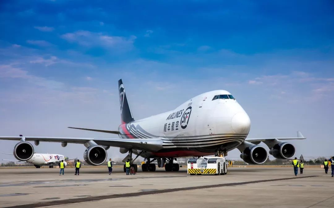 快看扬州泰州国际机场大飞机降临