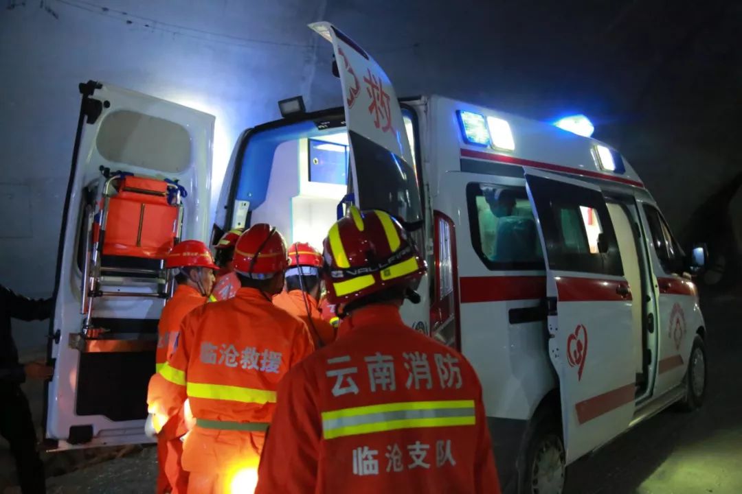 分批次,车轮战救援人员已经连续24小时不眠不休进行搜救工作现场也极