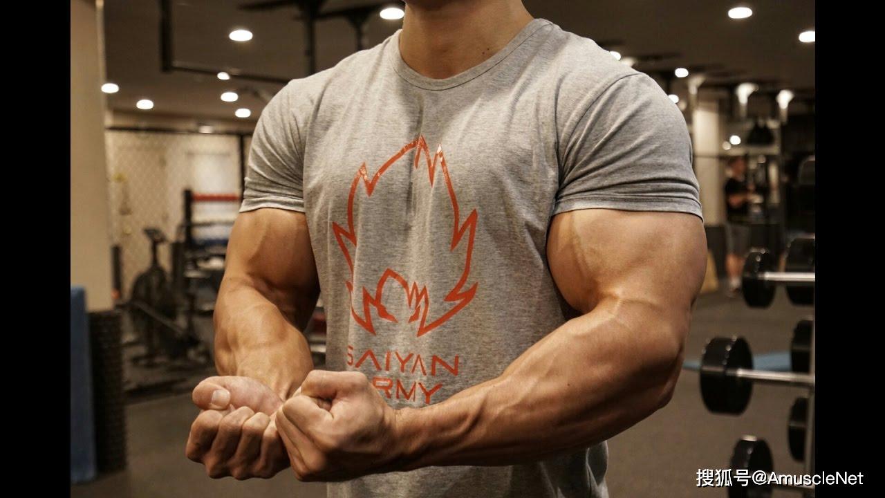 争取以40-45cm臂围为目标,这样的手臂看起来也会很粗壮