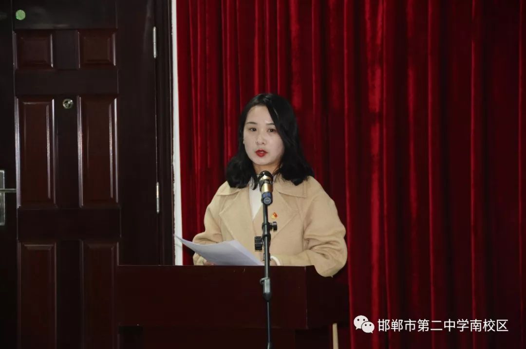 教学三支部马晓晓讲述的是袁富强和卢卓宇两位教师克服自己家庭困难和