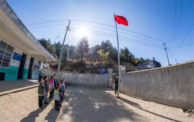 暖新闻安庆90后女教师扎根深山一人撑起一座学校