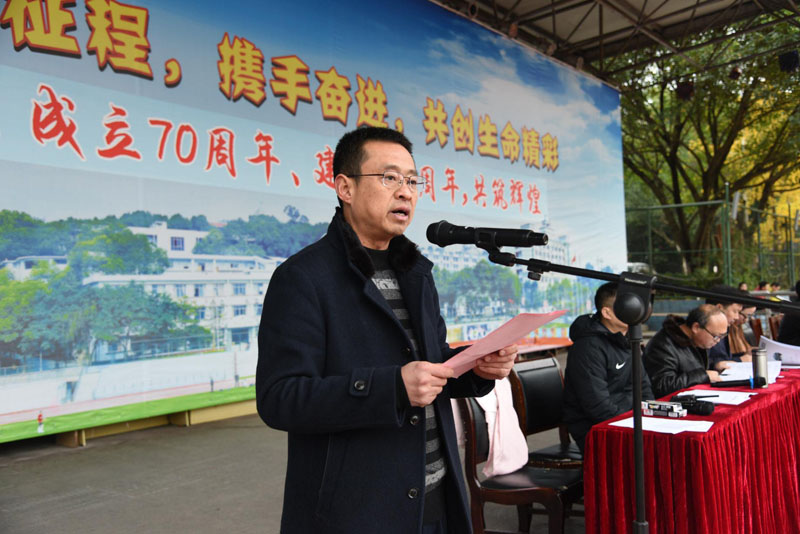 江北中学副校长刘前勇表示,现代体育运动不但可以增强我们的体质,还