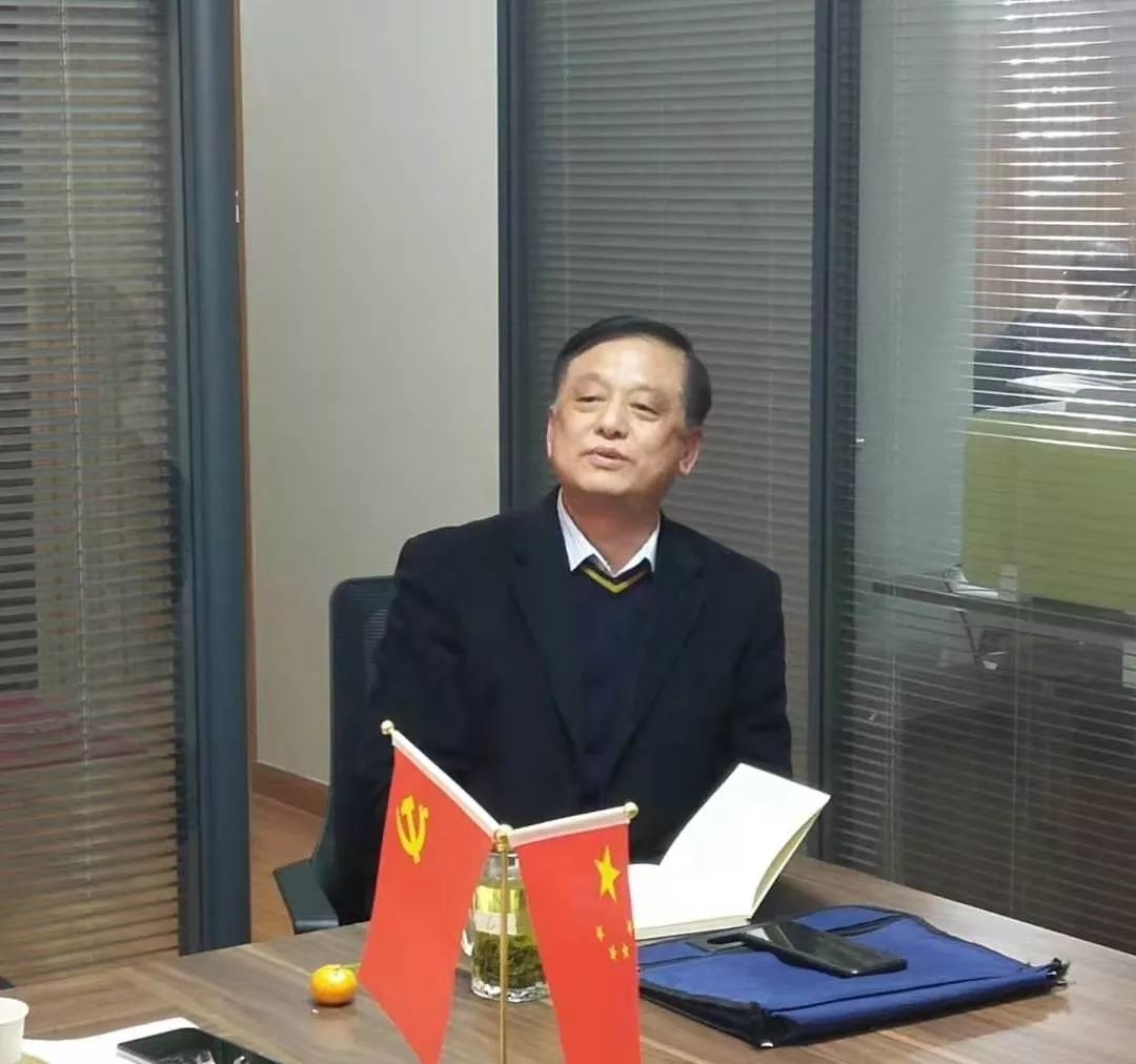 邓永寿副会长对胡继前同志加入商会并担任新任秘书长