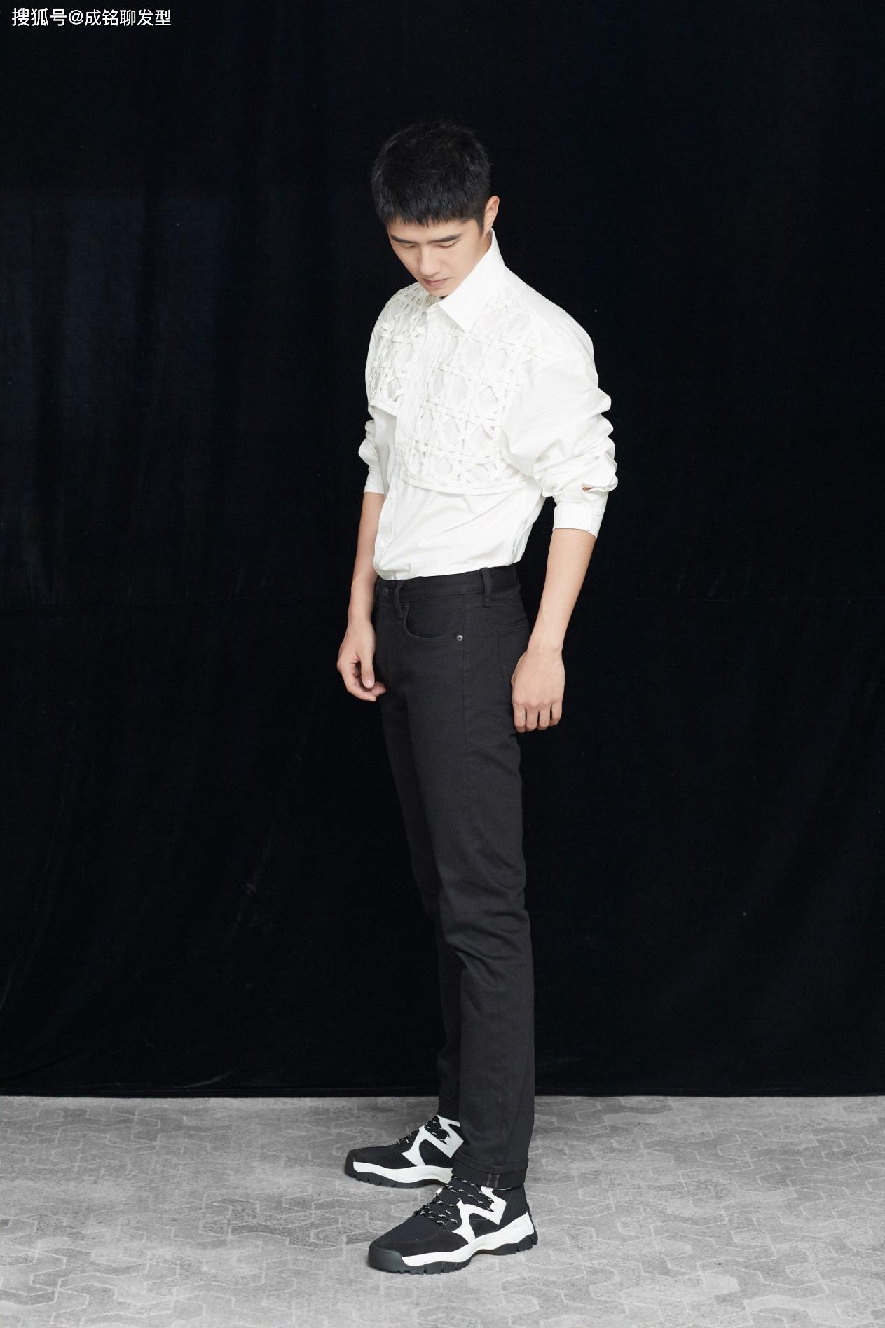 刘昊然休闲西装现身发布会私服自然清新舒服期待唐人3上映