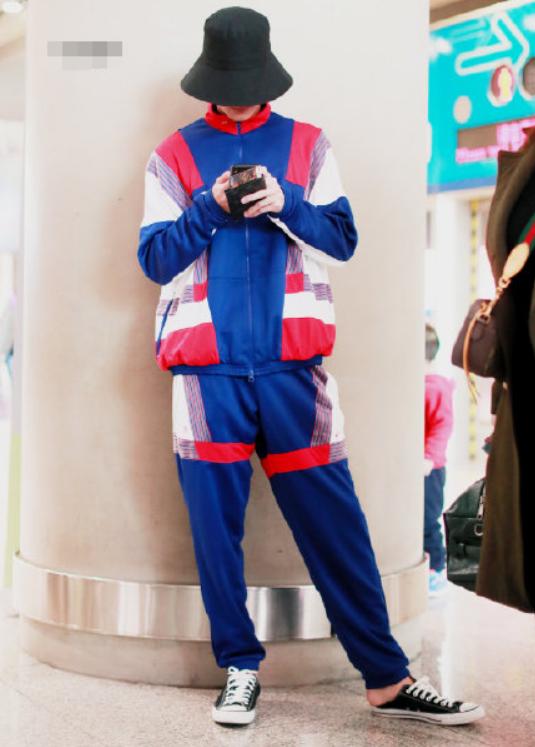 原创赖冠霖现身机场看到他脚上穿的鞋子女友粉都看不下去了