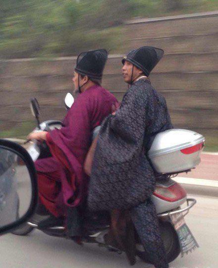 开着电瓶车,我们一起去上朝了!