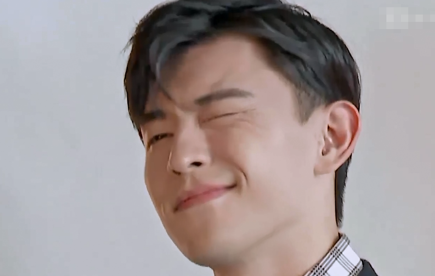 原创《上新了故宫》花絮,邓伦宠溺鲁班露出姨父笑,单眼挤wink好费力