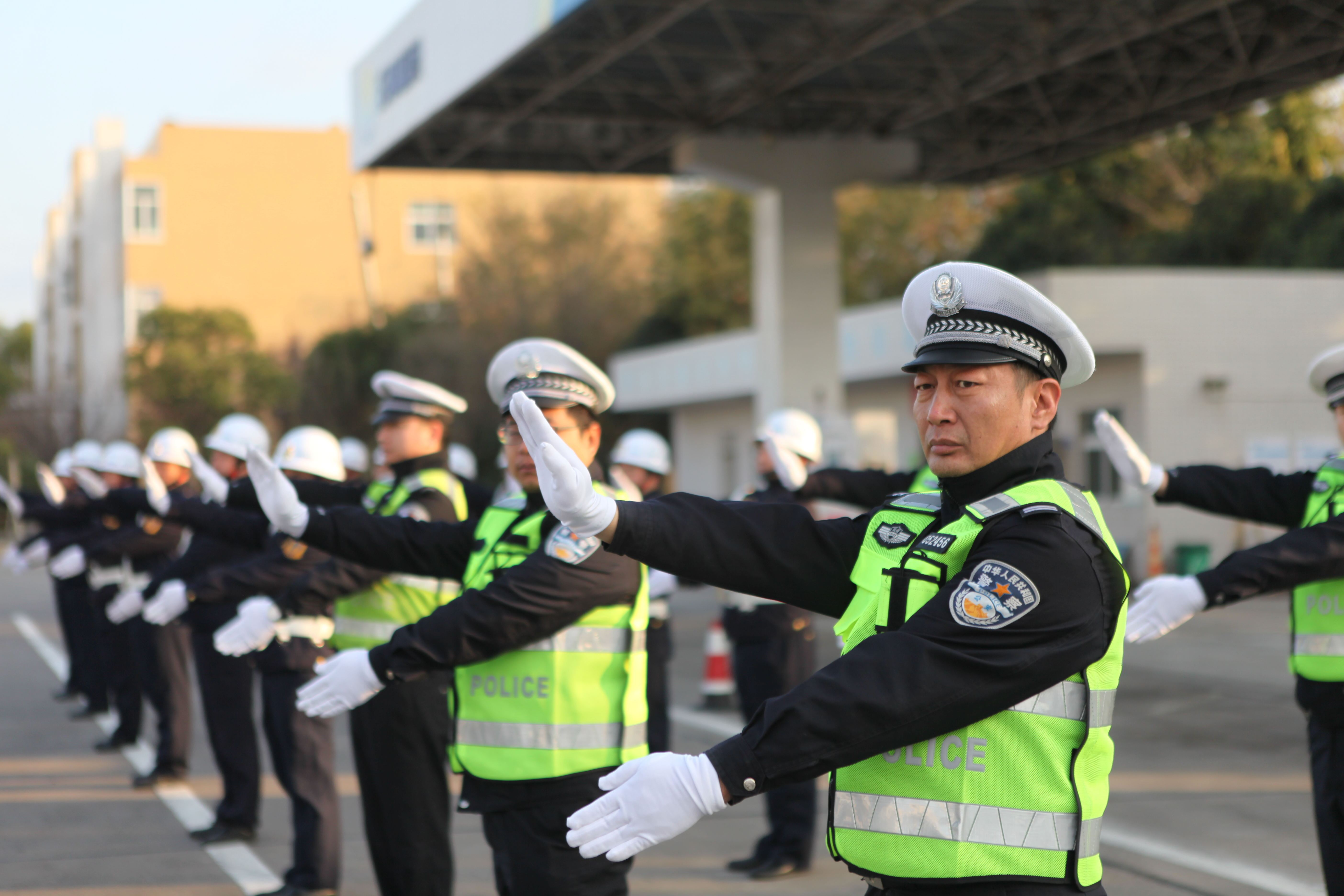 三门峡高速交警支队开展冬季恶劣天气保通演练