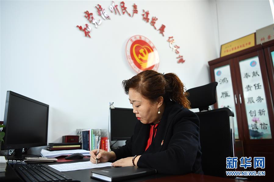 杨晨光 摄她是社区里留守儿童的"主任妈妈";是空巢老人的"红梅闺女"