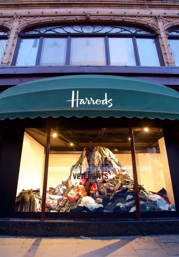 balenciaga 透明沙发抢眼球,设计者 harry nuriev 更抢眼球.