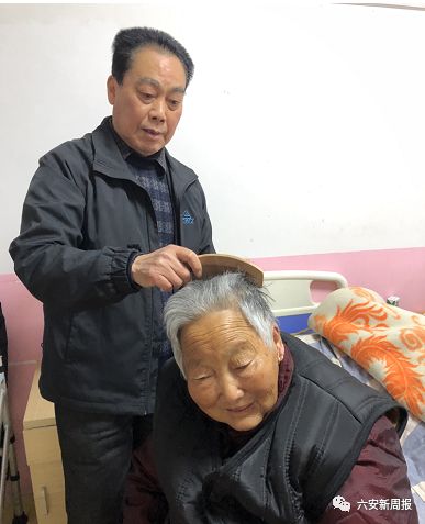 (饶俊生为90多岁母亲梳头)